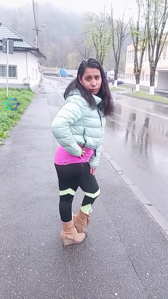 Zâmbește la poză