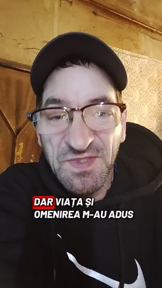 Stau retras de oameni... Pt.că lumea este🐍🐍🐍...... Om Al Străzii  (Denta.Roby)☝️