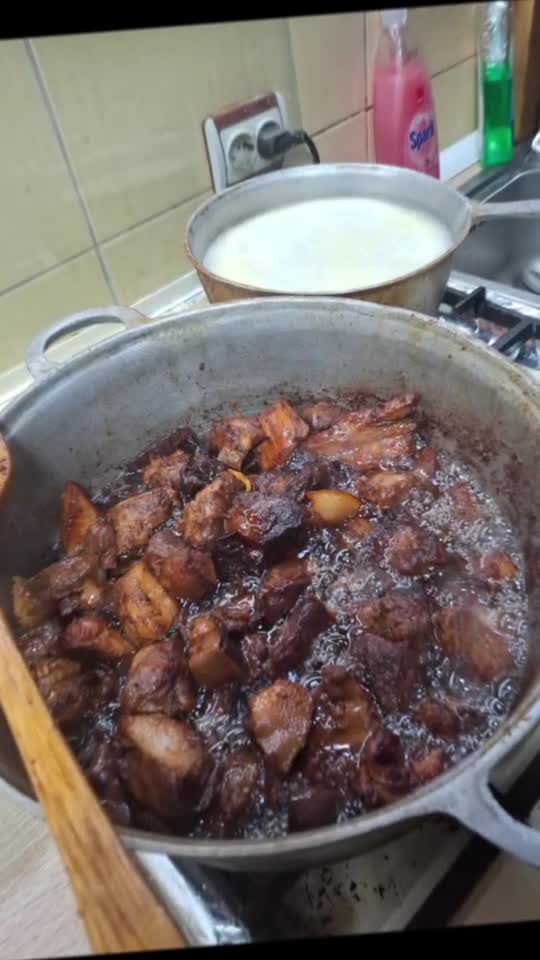 Pomana porcului, cu mujdei de usturoi cu ardei kapia copt și nelipsita mămăliguță.  Prea bun, prea ca la țară!🤗