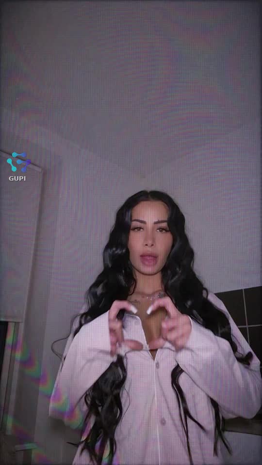 Gabriela formând o inimă cu mâinile - moment dulce pe Gupi