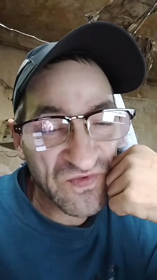 Am ajungi să trăim într o lume în care facem rău chiar din plăcere și iubim din interes ne vindem pe 2 RON și întoarcem spatele... Om Al Străzii 😎☝️☝️