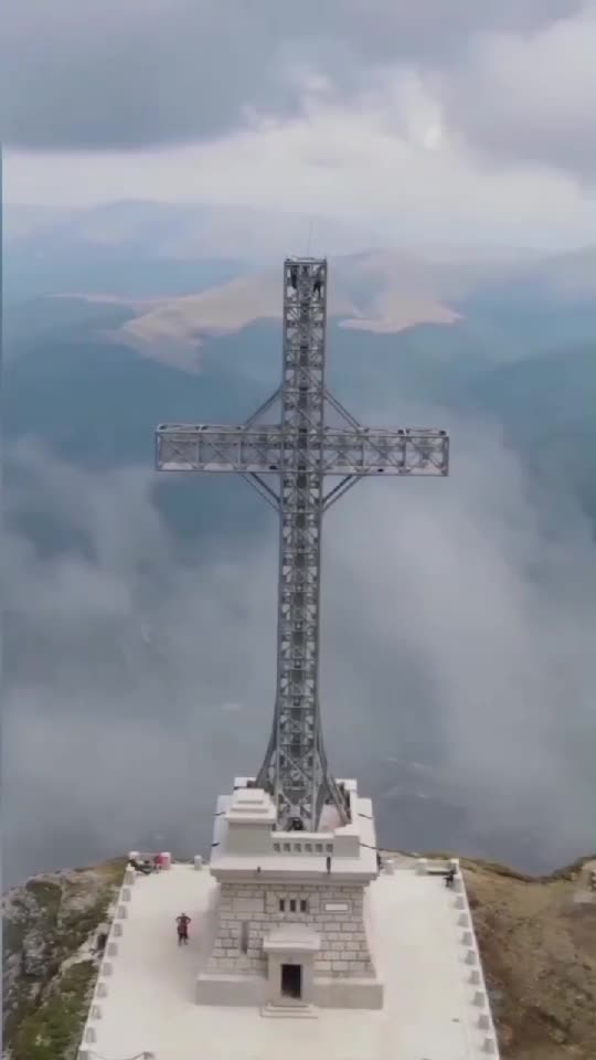 Fiecare avem o cruce pe care trebuie să o purtăm !