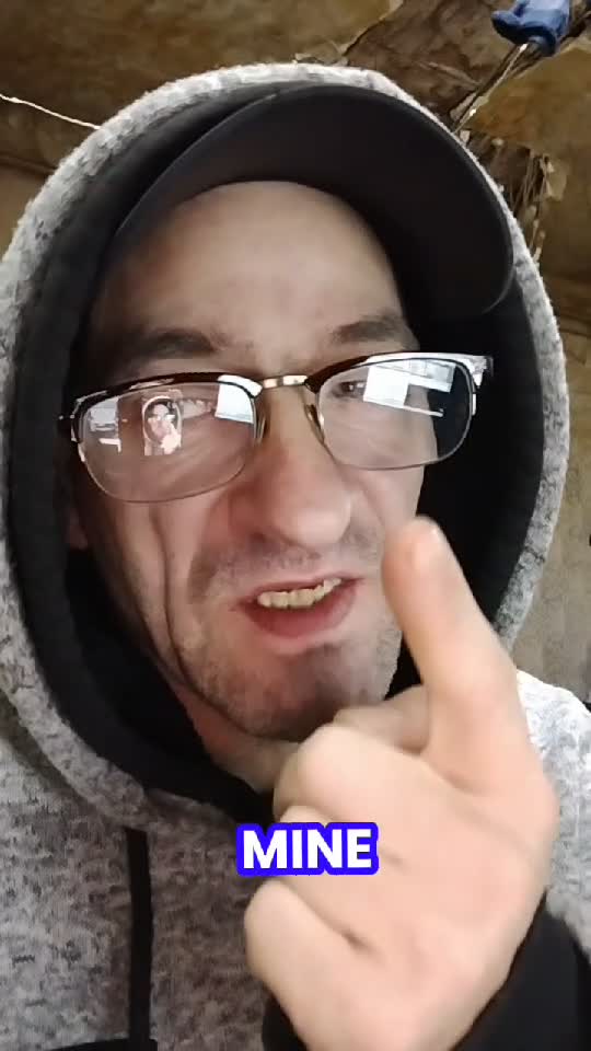Prefer să beau o cafea în locul meu decât să beau la o masă cu niște oameni de nimic pentru mine contează calitatea nu cantitatea .Om Al Străzii.☝️☝️☝️