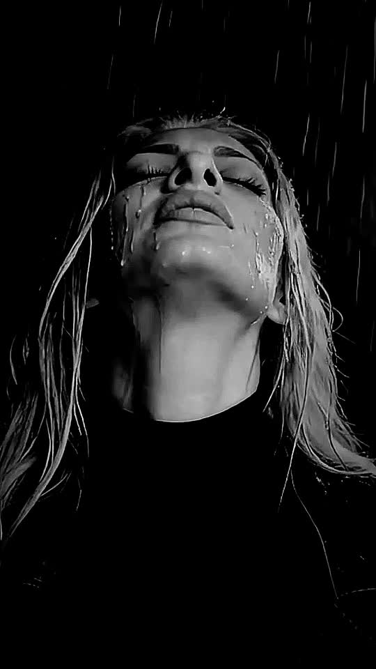 Nu stiu de ce vreți o viață roz…când negrul se asortează cu orice . 🫴🖤