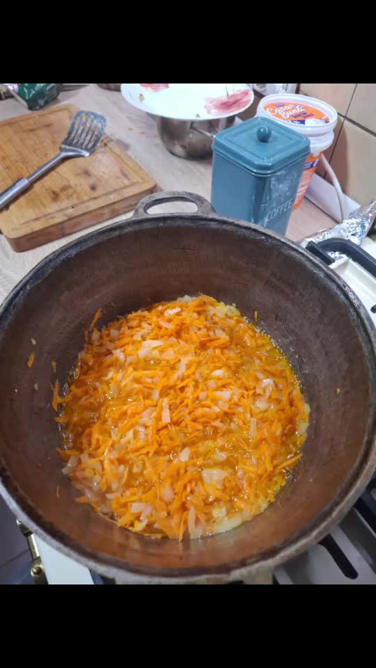 Ardei umpluți cu multe legume, mult pătrunjel verde și nelipsita mămăligă. Prea bun, prea ca la țară! 🤗