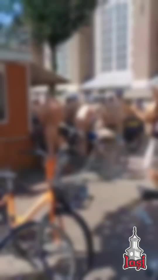 Decadența UE: hoardă de mUEiști, cu ștromeleagul la vedere prin centrul unui oraș belgian.