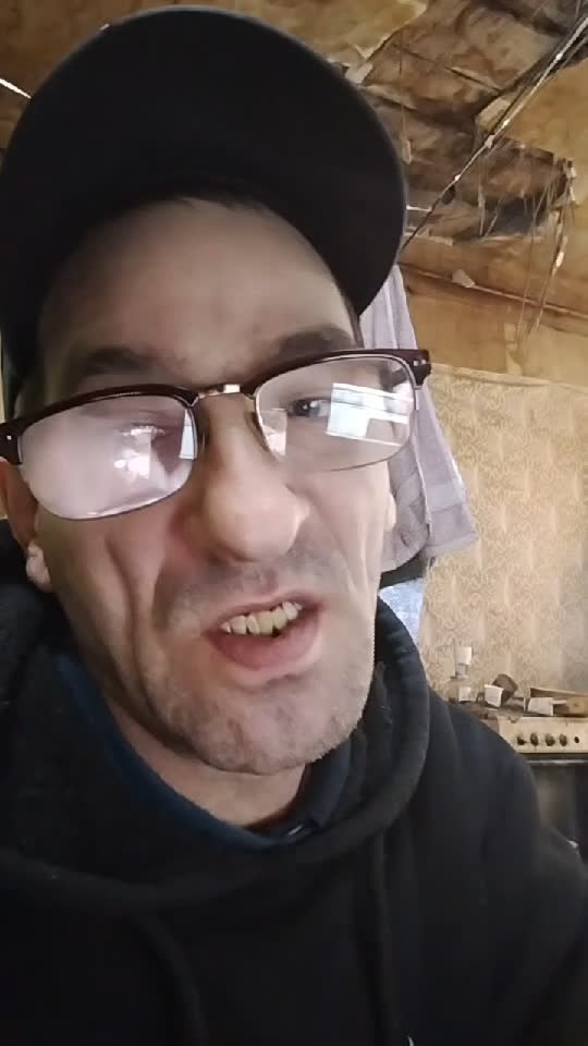 Dece mă rasc .Om Al Străzii 😎☝️