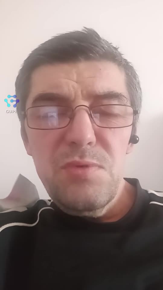 Pasul în tampan cu cotul pe geam
