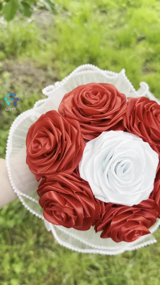 🌹 Buchet elegant de trandafiri din satin, realizat manual cu multă atenție la detalii .