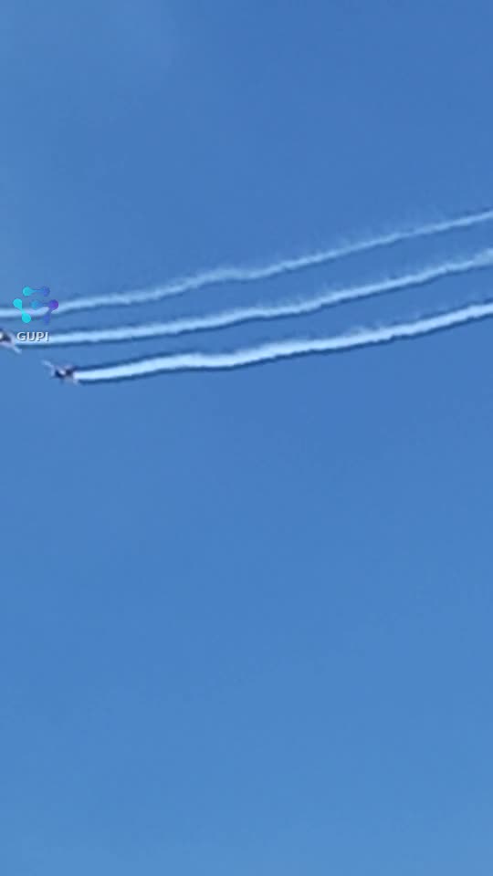 |||{"overlays":[{"text":"spectacol aviatic","x":0.12916666666666668,"y":0.15628834355828222,"fontSize":26.0,"color":4280391411,"isEmoji":false}]}