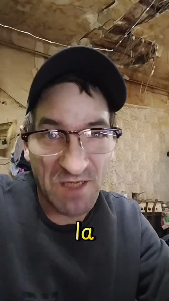 Vă bârfiți între voi apoi vă faceți că sunteți prieteni ca săvârșiți pe altii, continuarea în clip Om Al Străzii☝️😎