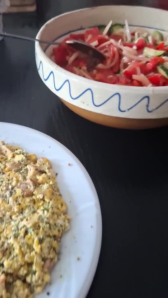 Omleta cu slănină afumată de casă, smântână grasă și mărar. Prea bun, prea ca la țară! 🤗