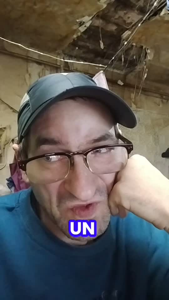 Ce este omul cine sunt eu cerșetor la poarta destinului o fărâmă de pământ care consumă degeaba aerul și locul. o zi frumoasă! Om Al Străzii ☝️☝️☝️😎