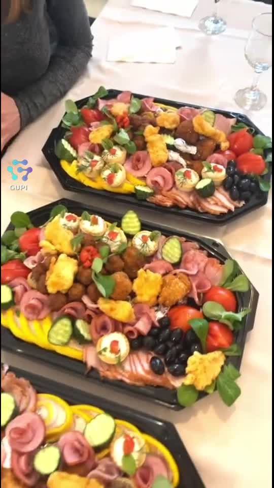 Ai musafiri sau pur și simplu vrei ceva bun fără bătăi de cap? 😏

Platourile noastre aperitive sunt exact ce îți trebuie: bogate, variate și pregătite