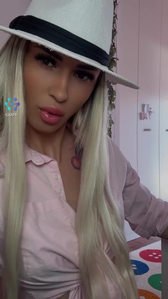 Alina cu pălărie albă și cămașă roz - portret elegant pe Gupi