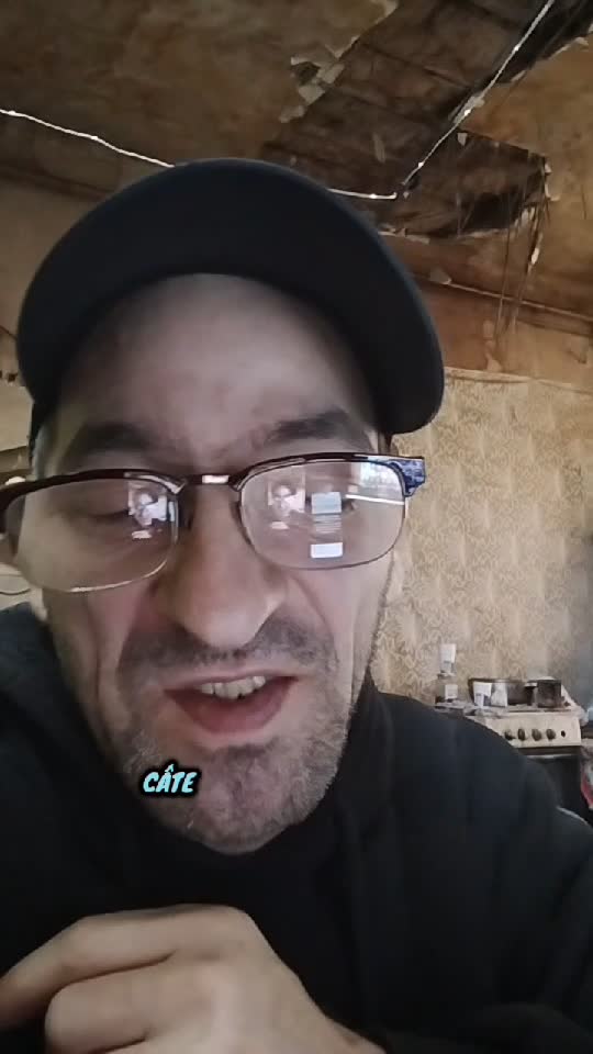Un om este ca o carte deschisă dar în schimb este ușor să l judeci îl critici doar el știe ce dureri duce în sufletul lui..Om Al Străzii ☝️☝️☹️☹️