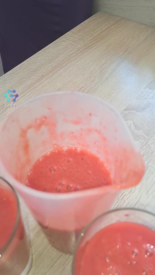 Poftiți la smoothie de căpșuni cu banane😋😋😋